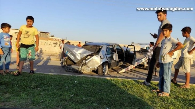 Refüje çarpan otomobildeki 3 kişi yaralandı