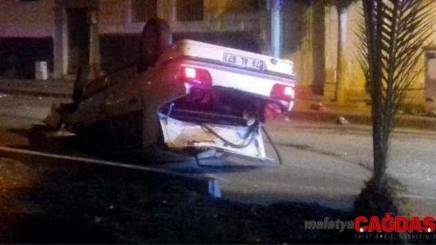 Refüje çarpan otomobilin sürücüsü yaralandı