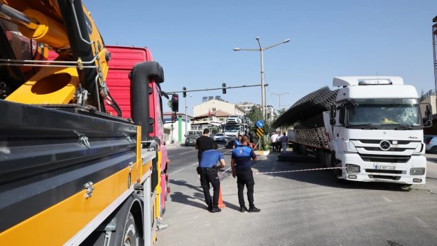 Refüje çarpan tırda maddi hasar oluştu