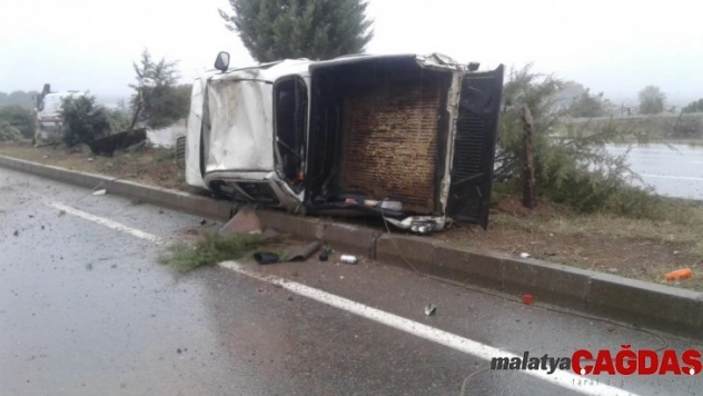 Refüje devrilen hafif ticari aracın sürücüsü yaralandı