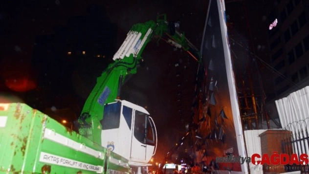 Reklam panosundan başına parça düşen şahıs öldü