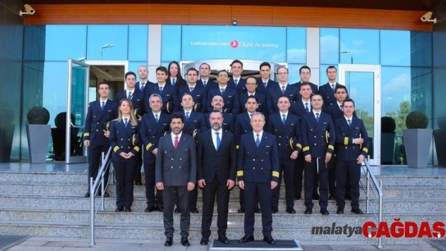 Rektör Aldemir, çiçeği burnunda pilotları yalnız bırakmadı