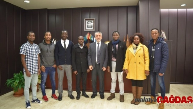 Rektör Bilgiç, Afrikalı öğrencilerle baş başa