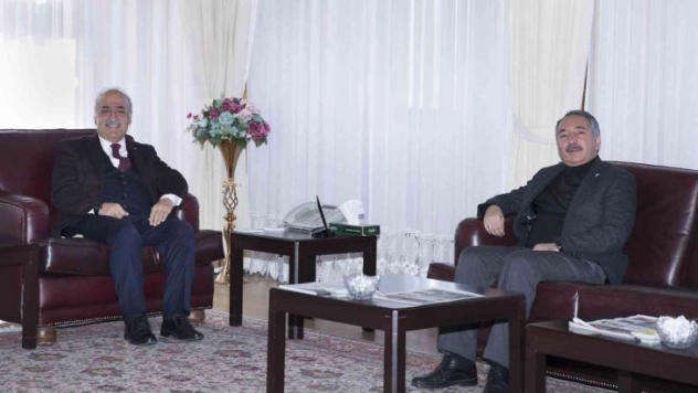 Rektör Çomaklı, mevkidaşı prof. Dr. Abdulhalik Karabulut'u misafir etti