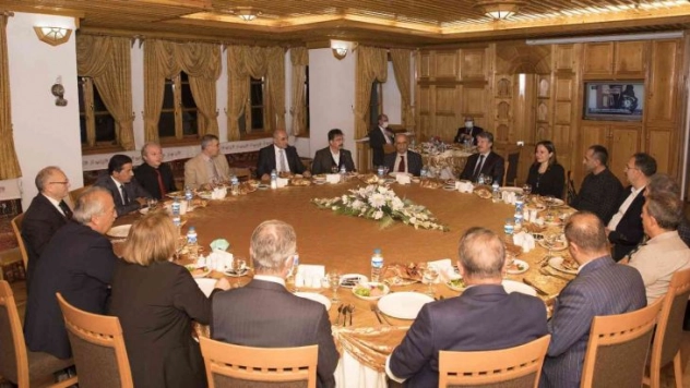 Rektör Çomaklı, önceki dönem yönetim ekibiyle bir araya geldi