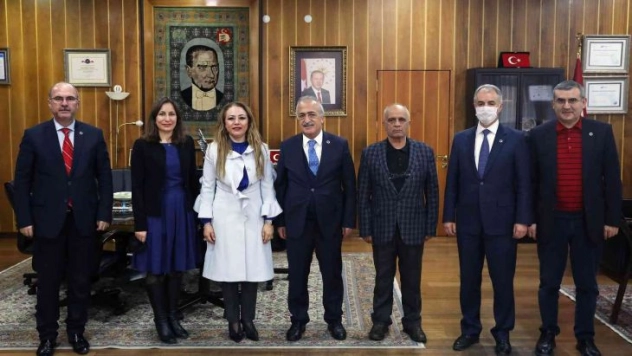 Rektör Karabulut'tan Atatürk Üniversitesine tebrik ziyareti