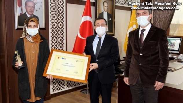 Rektör Kızılay'dan başarılı öğrenciye tebrik