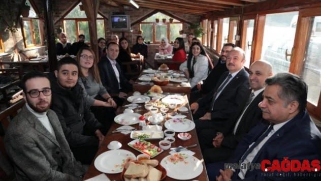 Rektör Özdemir MYO öğrencileriyle kahvaltıda buluştu