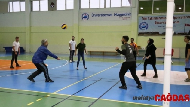 Rektör Şahin, öğrencilerle voleybol maçı yaptı