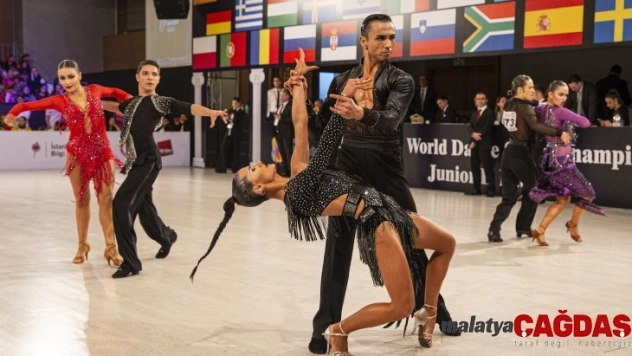 Rengarenk dansçılardan büyüleyen performans