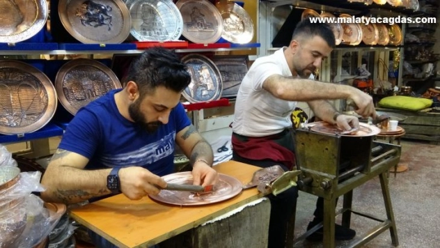 Resim öğretmeninin sanatı bakırla buluştu, rengarenk el emekleri rağbet gördü