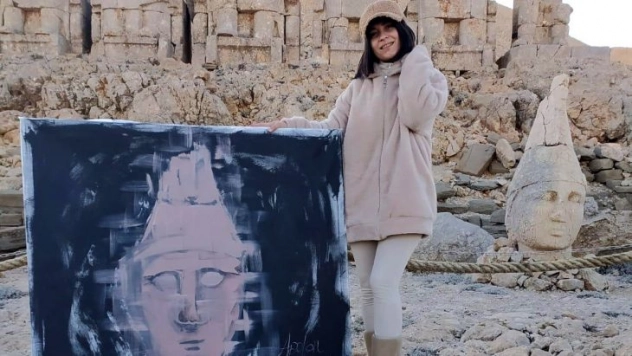 Ressam, Nemrut Dağı'nda canlı performans sergiledi