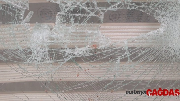 Restoranın camlarını kırdı, güvenlik kamerasına yakalandı