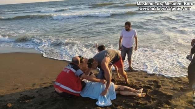 Rip akıntısına kapılan genci cankurtaran ve vatandaşlar kurtardı