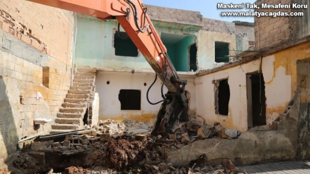 Riskli ve metruk yapılar bir bir yıkılıyor