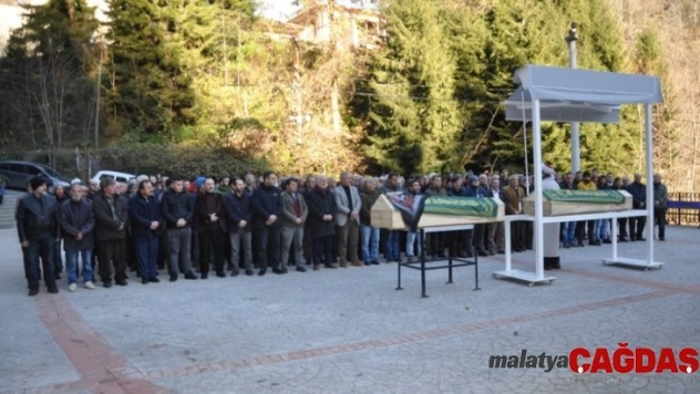 Rize'de daha önce kesilmiş ağacın altında kalarak hayatının kaybeden çift son yolculuğunu uğurlandı