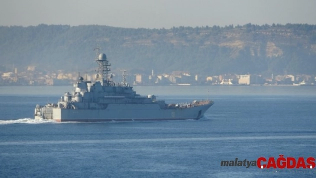 Rus savaş gemisi Çanakkale Boğazı'nda geçti