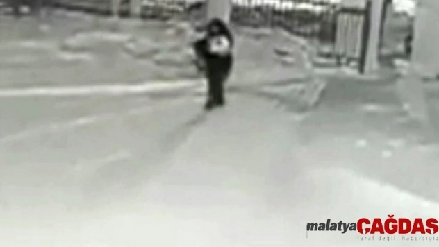 Rusya'da bir baba bebeğini kar yağışının ortasında bırakıp kaçtı