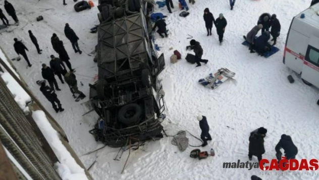 Rusya'da otobüs nehre uçtu: 15 ölü