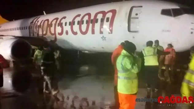 Sabiha Gökçen'de çamura saplanan uçak böyle kaldırıldı