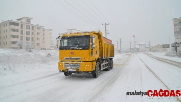 Safranbolu'da kar küreme ve tuzlama çalışması
