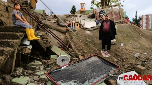 Sağanak yağış gecekonduyu yıktı