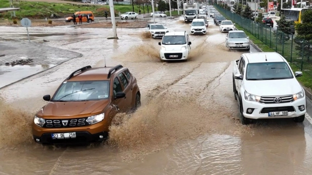 Sağanak yağış nedeniyle caddeler su birikintileri ile doldu