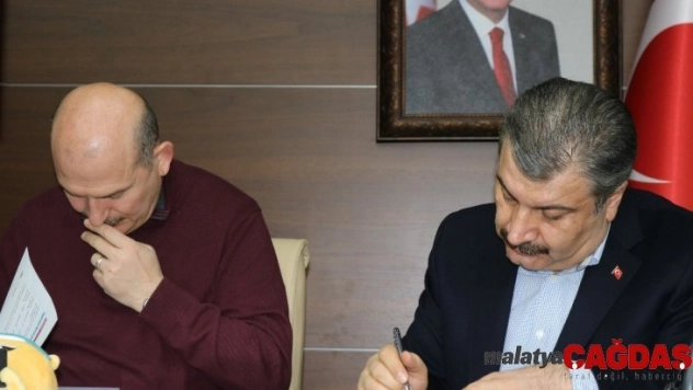 Sağlık Bakanı Koca: 'Şu anda hastanelerde tedavi gören 7'si yoğun bakım 64 yaralı mevcut'