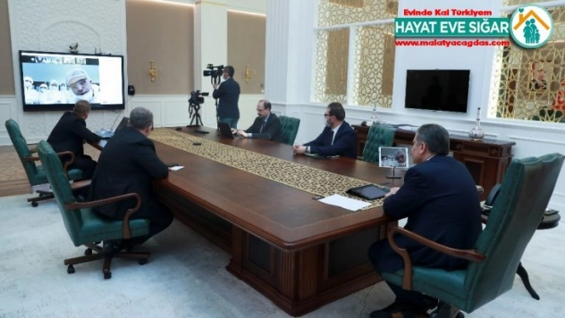 Sağlık Bakanı Koca, Covid-19 hastalarını tedavi eden hekimlerle görüştü