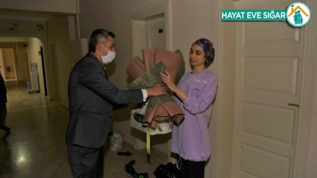 Sağlık çalışanına sürpriz doğum günü