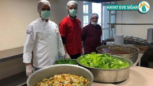 Sağlık çalışanlarına çiğköfte ikram edildi