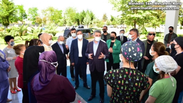 Sağlık çalışanlarına fedakarlık vurgusu