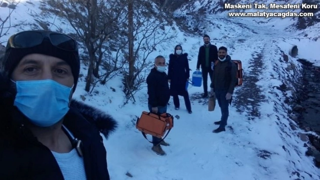 Sağlık ekipleri, karlı yolları aşarak, aşılama çalışmaları yapıyor