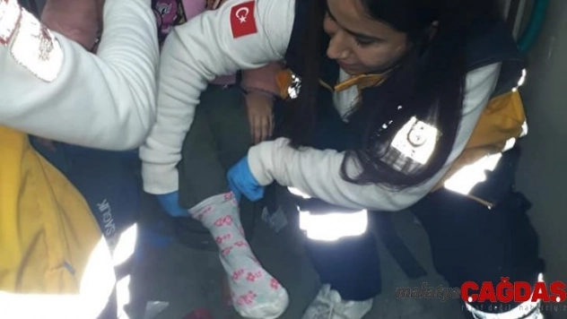 Sağlık görevlisi çorabı olmayan küçük kıza kendi çoraplarını giydirdi