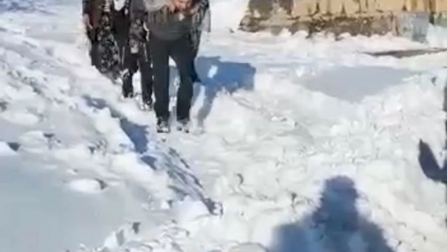 Sağlık görevlisi yaşlı hastayı sırtında taşıdı