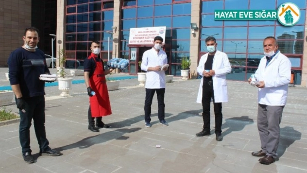 Sağlık personellerine yiyecek ikramı