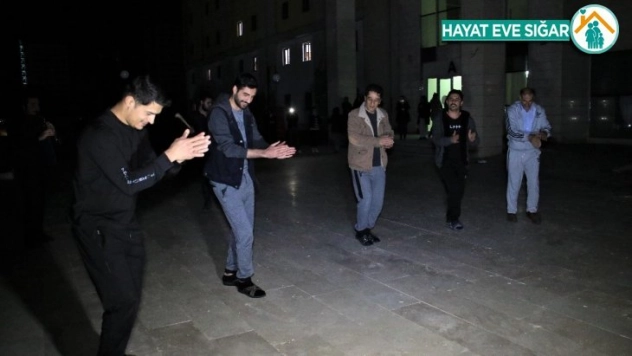 Sağlıkçılardan Elazığ'a özgü, davullu klarnetli sosyal mesafeli sahur halayı