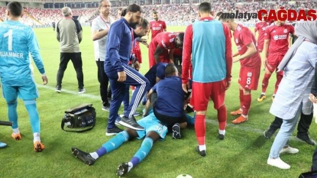 Sahada baygınlık geçiren kaleci Samassa hastaneye kaldırıldı