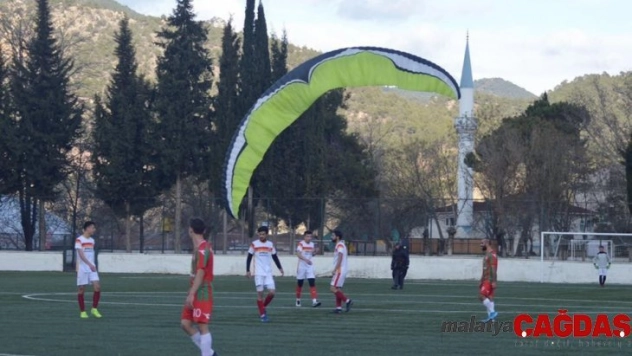 Sahaya inen yamaç paraşütçüye hakem kırmızı kart gösterdi