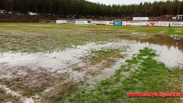 Sahayı su bastı, maç tatil edildi