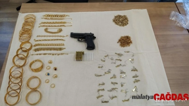 Sahte altınla kuyumcuları dolandıran çete çökertildi