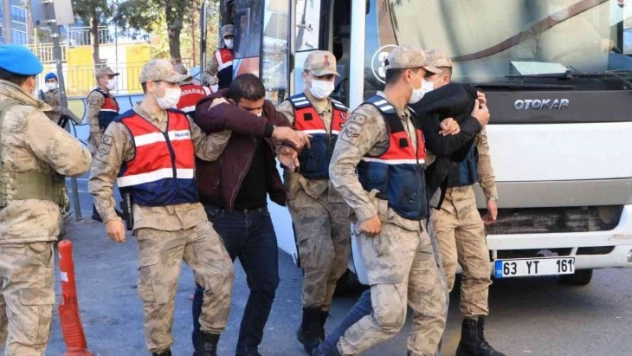 Sahte belgelerle dolandırıcılık yapan 5 Kişiye gözaltı