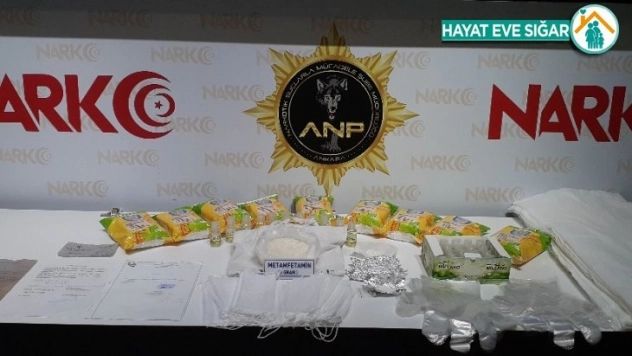 Sahte seyahat belgesi kullanarak uyuşturucu tacirliği yapan 3 kişi yakalandı