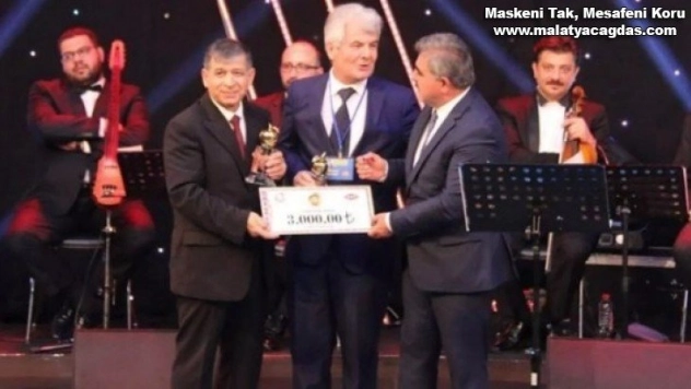 Şair doktordan sağlık çalışanlarına şarkılı teşekkür