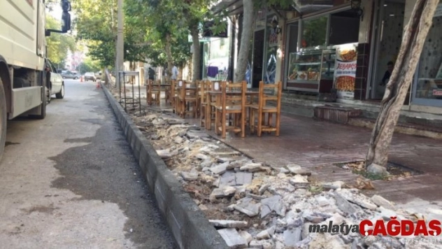 Sakarya Caddesi'nde kaldırım çalışması