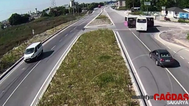 Sakarya'da trafik kazaları kameralara yansıdı