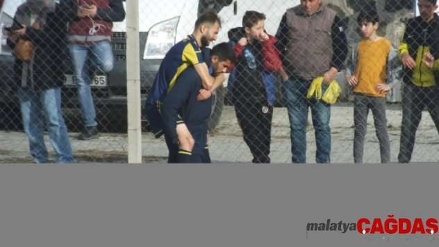 Sakatlanan takım arkadaşını sırtında taşıdı