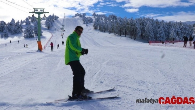 Salda Gölü manzaralı Kayak Merkezinde sezon açıldı