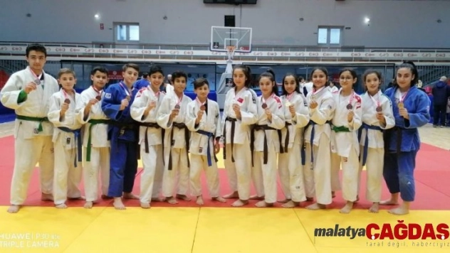 Salihli Belediyesporlu judoculardan 23 madalya