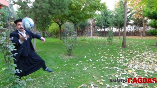 Şalvarı, şapkası, tespihi ve oyuncularına verdiği tepkiyle yeşil sahalara renk kattı